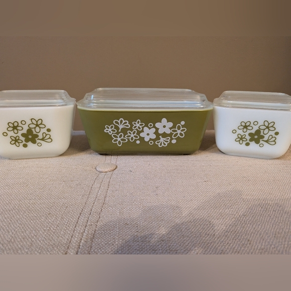 3 Small Vintage Pyrex Glass Containers with Lids - Picture 2 of 12